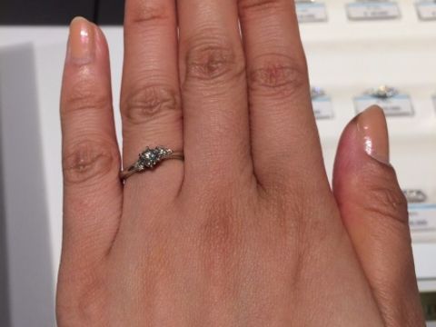 【銀座ダイヤモンドシライシの口コミ】 指がとても綺麗に見えます。ひと粒だけではないので、豪華に見えます。両…