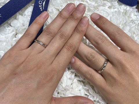 【ショーメ(CHAUMET)の口コミ】 捻ったようなデザインで、女性向けの幅のものには石がついています。一粒…