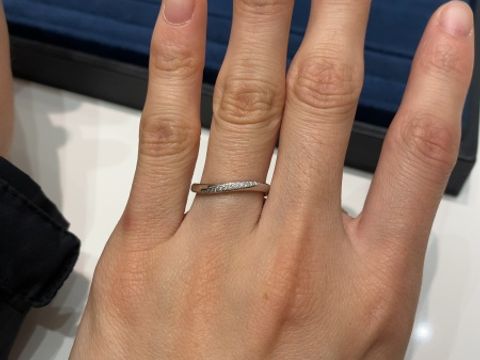 【4℃ BRIDAL(ヨンドシーブライダル)の口コミ】 1番人気のリングだと教えていただきました。
こちらはポンチ留めといって…