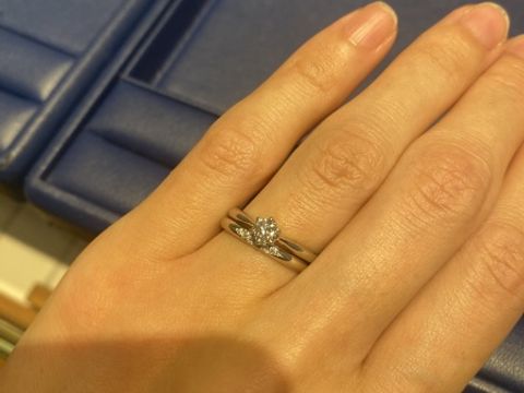 【銀座ダイヤモンドシライシの口コミ】 ソリティアですが、立て爪が高すぎず普段使いにも可愛く着用できそうと感…