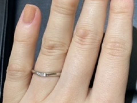 【ケイウノ ブライダル(K.UNO BRIDAL)の口コミ】 どれもかわいくて、とても迷いました。特に、リングの太さやカラー、ダイ…