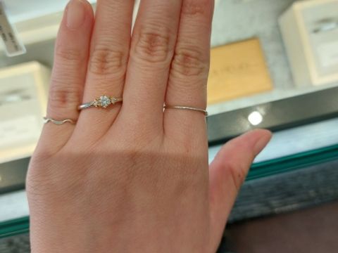 【YUKA HOJO(ユカホウジョウ)の口コミ】 憧れのYUKA HOJOの婚約指輪を試着しました。
プラチナのリングにダイヤモ…