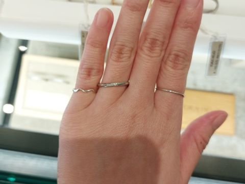 【YUKA HOJO(ユカホウジョウ)の口コミ】 Ray of Lightという結婚指輪を試着しました。
全体的にひねりが入っていま…