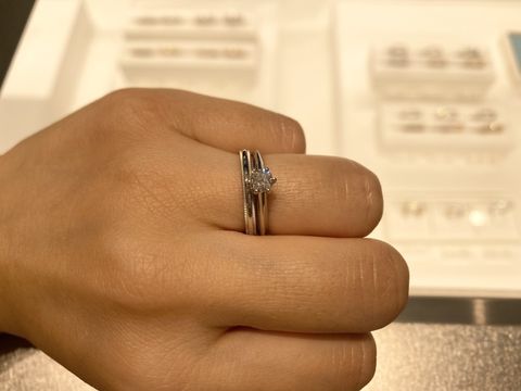【ティファニー(Tiffany & Co.)の口コミ】 昔から憧れていたティファニーで婚約指輪を購入いたしました。ティファニ…