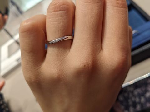 【4℃ BRIDAL(ヨンドシーブライダル)の口コミ】 デザインはシンプルで指に馴染むようなものが多かった印象です。ウェーブ…