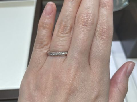 【俄(にわか)の口コミ】 日本人に合ったデザインです。
メレダイヤモンドがウェーブして入っている…