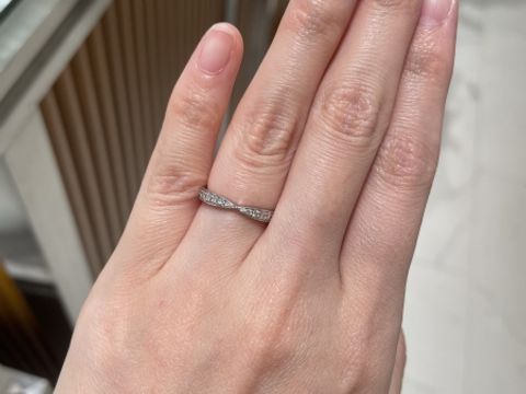 【ティファニー(Tiffany & Co.)の口コミ】 指輪のデザインは、真ん中になるにつれて細くなりメレダイヤがついてます…
