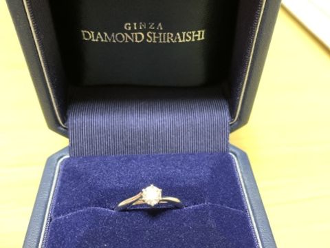 【銀座ダイヤモンドシライシの口コミ】 ダイヤをとめているつめが6箇所あるもの、そして、横から見ても素敵な婚約…