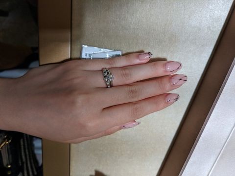 【ブルガリ(BVLGARI)の口コミ】 婚約指輪のデザインが好みだったため、伺いました。中心のダイヤを取り囲…