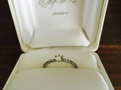 【shihara(シハラ)の口コミ】 真ん中のダイヤモンドを14石のダイヤモンドで囲んでいるゴージャスさと、…