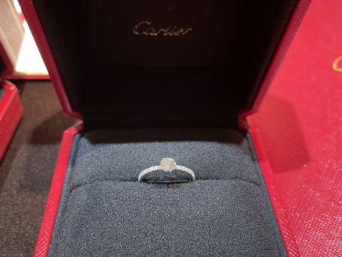 【カルティエ(Cartier)の口コミ】 1番の決め手は結婚指輪との重ね付けがマッチしたことです。結婚指輪はv字…