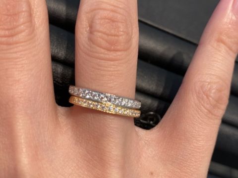 【エクセルコダイヤモンド(EXELCO DIAMOND)の口コミ】 エタニティーリングの試着
引っ掛かりがないデザインで日常使いにも向いて…