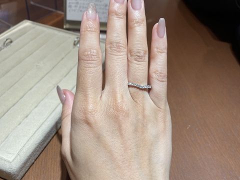 【TRECENTI(トレセンテ)の口コミ】 指輪はダイヤとプラチナ素材のものを試着しました。
マリッジリングとの相…