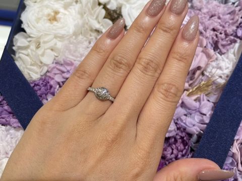 【ショーメ(CHAUMET)の口コミ】 ショーメの代表デザインでもあるリアンを試着しました。中央のダイヤの輝…