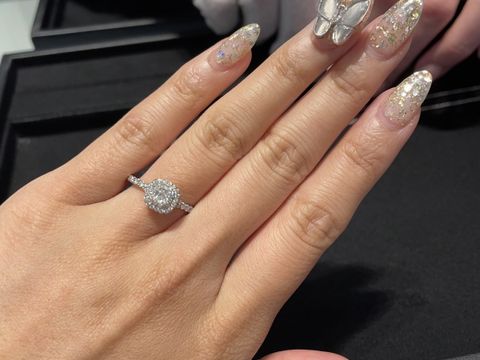 【ティファニー(Tiffany & Co.)の口コミ】 中央のダイヤをパヴェデザインでダイヤが囲っているので、カラットはそこ…