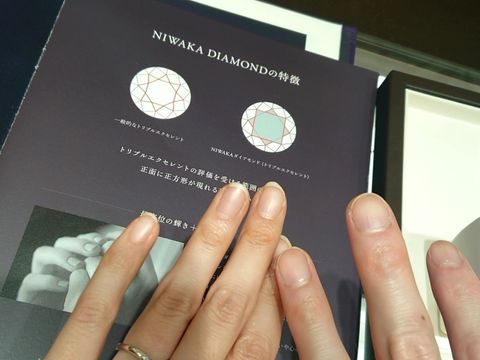 【俄(にわか)の口コミ】 V字のカットが指を綺麗に長く魅せてくれます。また、ダイヤモンドもすごく…