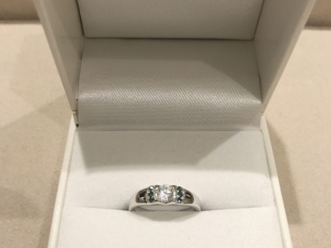 【輪-RIN-の口コミ】 爪のあまりないデザインのリングが良かったので
一眼見てこのデザインにし…