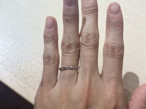 【Foulason(フレゾン)の口コミ】 結婚指輪としては特徴のある柄ですが、ファッションリングとして他の指に…