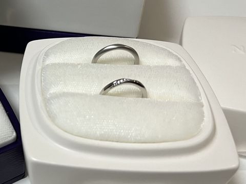 【俄(にわか)の口コミ】 指なじみの良いウェーブ感と、きらりと輝くダイヤモンドに惹かれました。
…