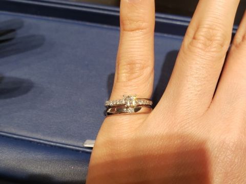 【銀座ダイヤモンドシライシの口コミ】 最初に婚約指輪を選び、そのあとに重ね付けにも合う結婚指輪を探しました…