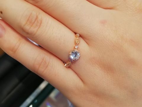 【Ginza Rim(銀座リム)の口コミ】 ピンクゴールドで、結婚指輪と重ね付け出来て、普段使いも出来る婚約指輪…