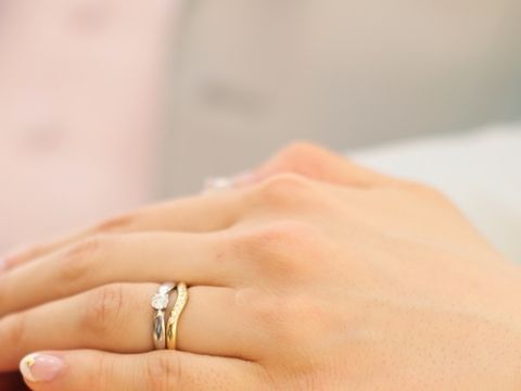 【ティファニー(Tiffany & Co.)の口コミ】 同ブランドの婚約指輪と重ねつけをするのを前提に選びました。ストレート…