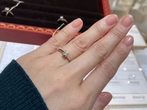 【カルティエ(Cartier)の口コミ】 指輪のデザインはソリテールを見ました。全体的にアームは太めのものが多…