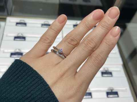 【ROYAL ASSCHER(ロイヤル・アッシャー)の口コミ】 婚約指輪はプラチナのソリテールで探していました。その中でもロイヤルア…