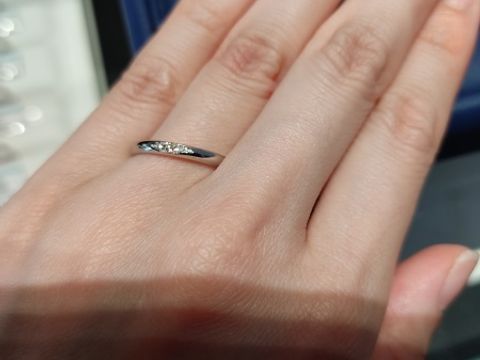 【銀座ダイヤモンドシライシの口コミ】 【指輪のデザイン】
2.2ミリと幅が小さめで細身のため、指がすらっと長く…