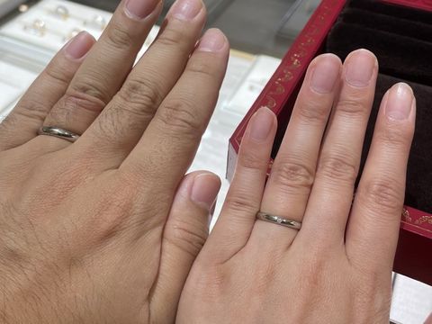 【カルティエ(Cartier)の口コミ】 王道な結婚指輪でした。
指の腹の部分にもダイヤがありシンプルながら贅沢…