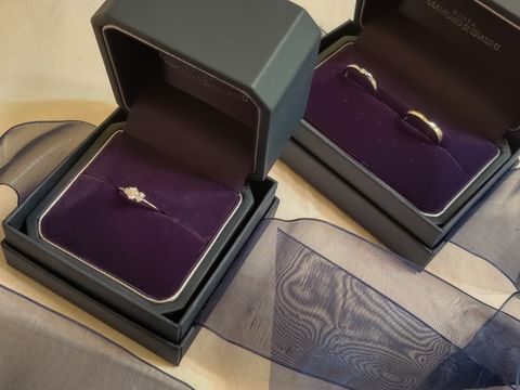【銀座ダイヤモンドシライシの口コミ】 指輪幅が2mmだったところです。婚約結婚指輪は曲がらないように3mmが普通…