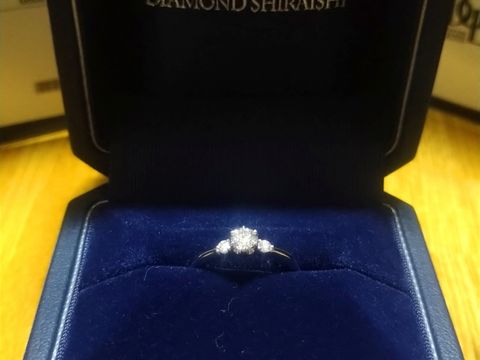 【銀座ダイヤモンドシライシの口コミ】 ダイヤモンドが大きすぎず、リングも好みの細めだったため。また、やや小…