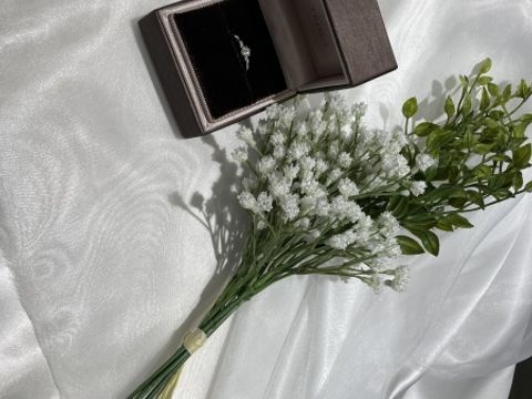 【アイプリモ(I-PRIMO)の口コミ】 初めはセンターダイヤのみの指輪を購入予定でしたが、センターダイヤの横…