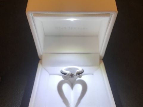 【STAR JEWELRY(スタージュエリー)の口コミ】 指輪にはダイヤが大きいのが1つと左右に小さいものがついていて光に当たる…