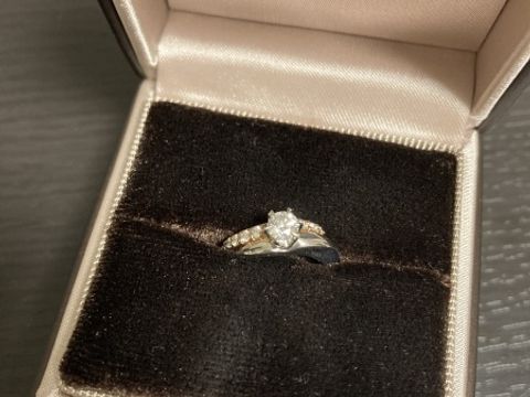 【アイプリモ(I-PRIMO)の口コミ】 プロポーズの際に彼から同店舗のダイヤモンドを贈ってもらい、2人で婚約指…