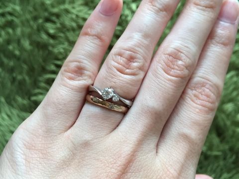 【4℃ BRIDAL(ヨンドシーブライダル)の口コミ】 シンプルかつ少し個性のあるデザインが良かったので二粒ダイヤのこちらの…