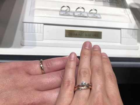 【銀座ダイヤモンドシライシの口コミ】 コンビネーションの指輪を探していました。最初にイメージを伝えて、持っ…
