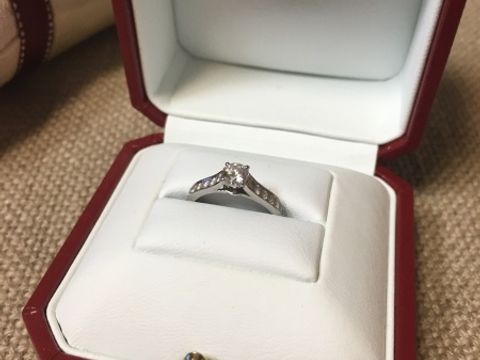【カルティエ(Cartier)の口コミ】 購入の1年位前から、彼と一緒にいくつかのブランドをみて回りました。カル…