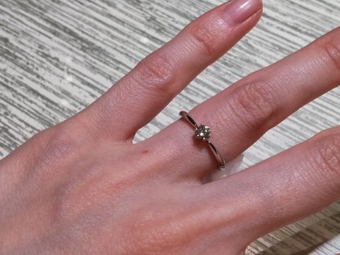 【TRECENTI(トレセンテ)の口コミ】 シンプルなひとつ石の指輪を探していたのですが、デザインの微妙な違いで…