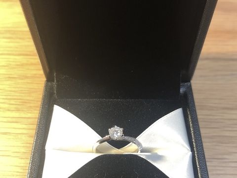 【エクセルコダイヤモンド(EXELCO DIAMOND)の口コミ】 来店前にHPを見て3つほど候補がありましたが、メレダイヤの入ったウエーブ…