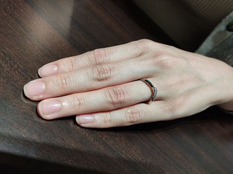 【俄(にわか)の口コミ】 【指輪のデザイン】
他では見たことのない少し変わったV字のデザインで、…