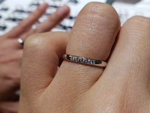 【ラザール ダイヤモンド(LAZARE DIAMOND)の口コミ】 シンプルな結婚指輪を探しており、スタッフさんが私に合いそうなものをい…