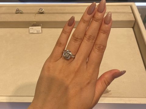 【ブシュロン(BOUCHERON)の口コミ】 大ぶりのデザイン、
芍薬をイメージしているというデザインがとても素敵で…