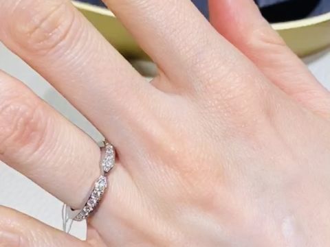 【ショーメ(CHAUMET)の口コミ】 クロスタイプとブイの字の形の指輪を試着しました。ダイヤが敷き詰められ…