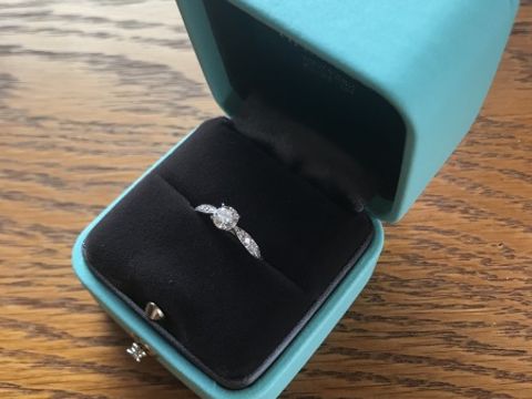 【ティファニー(Tiffany & Co.)の口コミ】 旦那がプロポーズのために選んでくれたものです。
華奢なデザインが似合い…