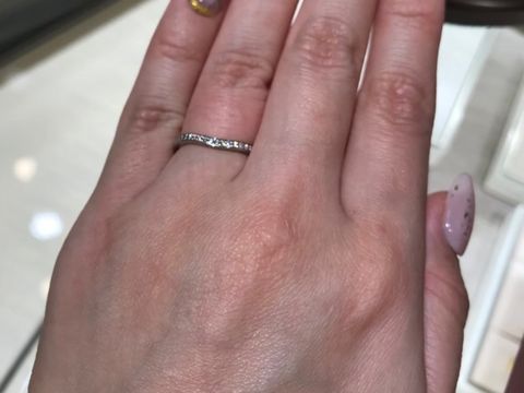 【カルティエ(Cartier)の口コミ】 緩やかなカーブが柔らかい印象のハーフエタニティ。他のブランドのものと…
