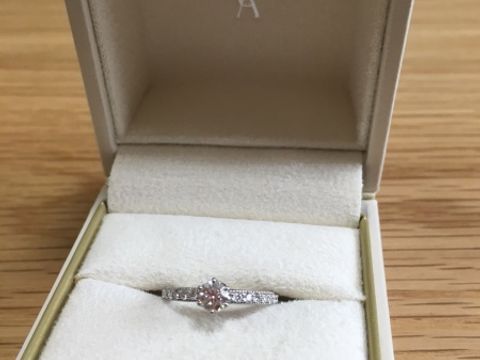 【ヴァンドーム青山(VENDOME AOYAMA)の口コミ】 自分の指が短く太めなので、指輪は細めのサイズ希望でした。
30代なので、…