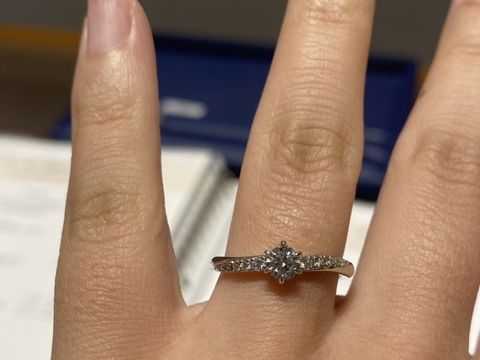 【銀座ダイヤモンドシライシの口コミ】 両サイドのメレダイヤが程よく婚約指輪感を抑えてくれるので、普段使いし…