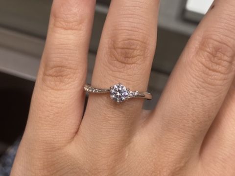 【アイプリモ(I-PRIMO)の口コミ】 左右異なるデザインのメレダイヤが入っているのがとてもお洒落です。片方…