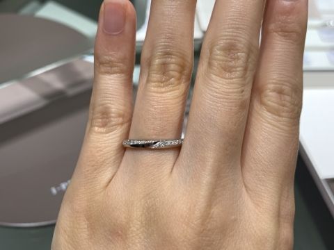 【アイプリモ(I-PRIMO)の口コミ】 指輪上部のカーブ部分にダイヤが埋め込まれているデザインはあまりなかっ…